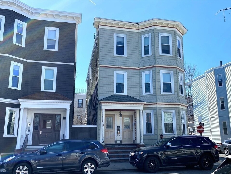 633 E 8th St, Unit 2 in Boston, MA - Building Photo