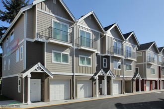 Miller Creek Court in Burien, WA - Foto de edificio - Building Photo