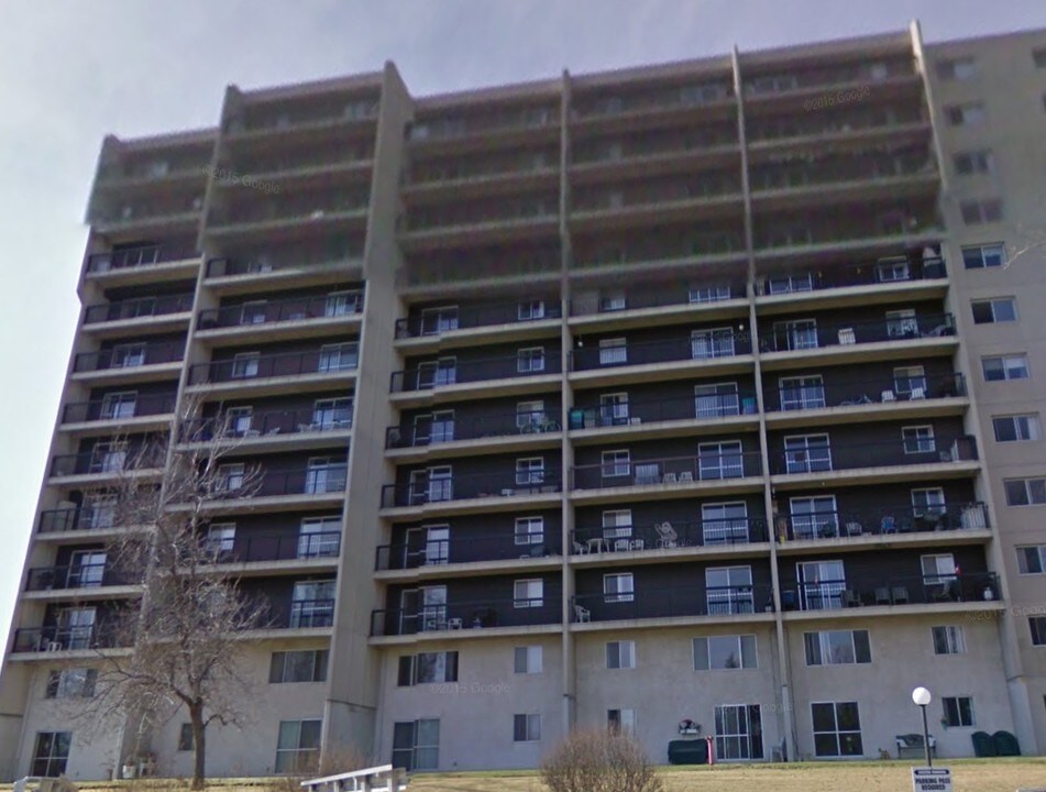 Edgewood Estates in Winnipeg, MB - Building Photo