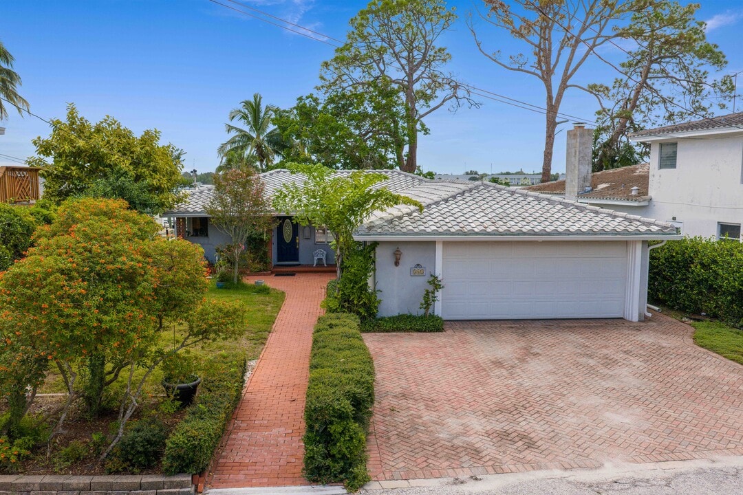 342 Ling A More Terrace S in St. Petersburg, FL - Building Photo