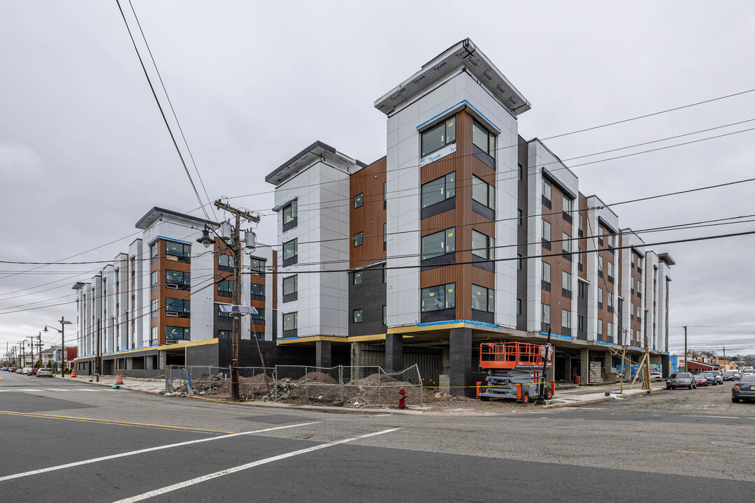 305 Pennsylvania Ave in Paterson, NJ - Building Photo