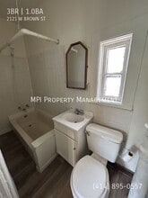 2121 W Brown St in Milwaukee, WI - Building Photo - Building Photo