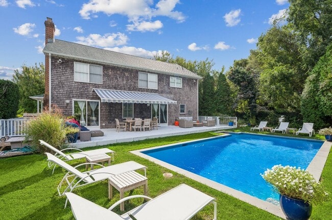 25 Meadowgrass Ln in Southampton, NY - Building Photo - Building Photo