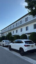 6416 NW 102nd Ct in Doral, FL - Foto de edificio - Building Photo