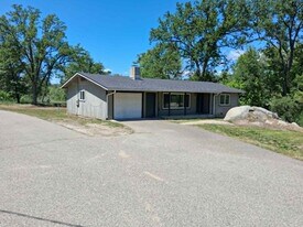 49177 Chapel Hill Dr in Oakhurst, CA - Building Photo