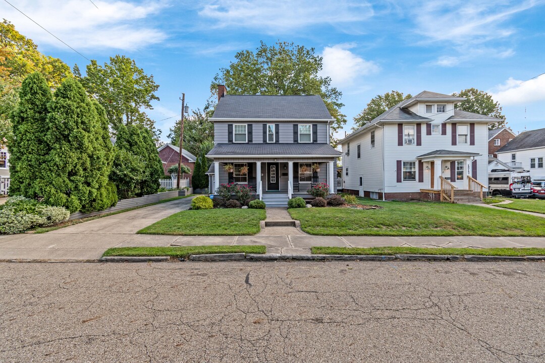 1818 Frazer Ave NW in Canton, OH - Foto de edificio