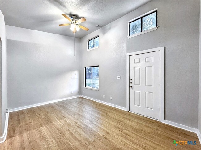 1108 W McCarty Ln in San Marcos, TX - Foto de edificio - Building Photo