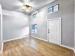 1108 W McCarty Ln in San Marcos, TX - Building Photo - Building Photo