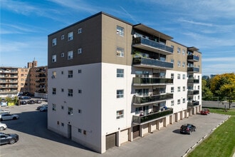 4900 Bathurst Street in Toronto, ON - Building Photo - Building Photo