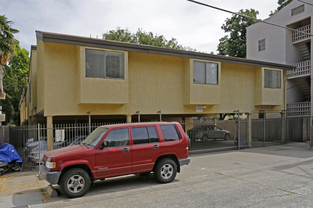 2222 I St in Sacramento, CA - Foto de edificio