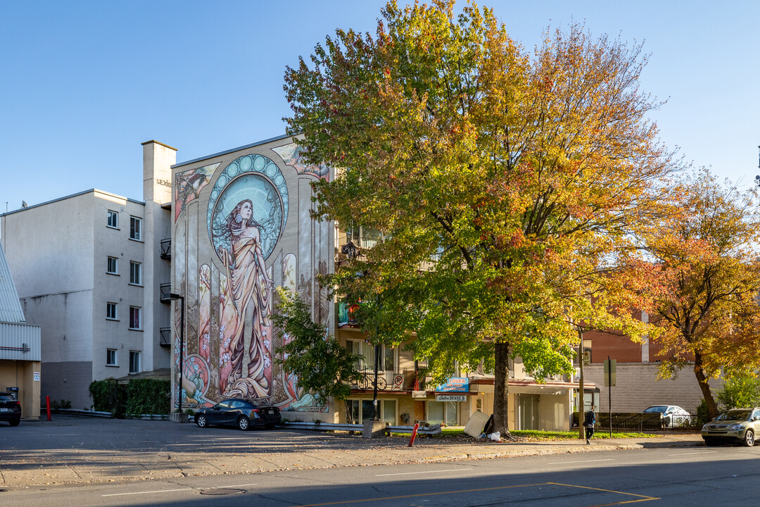 6310 O Sherbrooke Rue in Montréal, QC - Building Photo