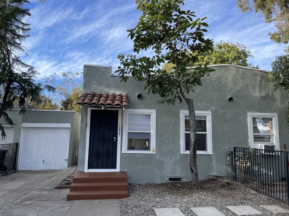 3284 Casitas Ave in Los Angeles, CA - Building Photo