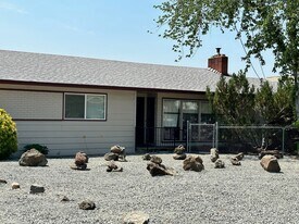 1135 NE D St in Grants Pass, OR - Building Photo