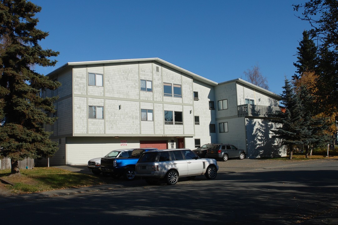 329 E 14th Ave in Anchorage, AK - Foto de edificio