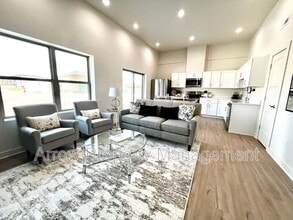 1067 Claude Rd in Grand Island, NE - Building Photo - Building Photo