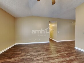 2143 Featherwood Dr W in Jacksonville, FL - Foto de edificio - Building Photo