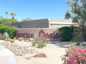 1872 Tamarisk Rd in Palm Springs, CA - Foto de edificio - Building Photo