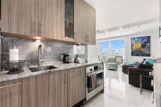 1255 Collins Ave in Miami Beach, FL - Foto de edificio - Building Photo