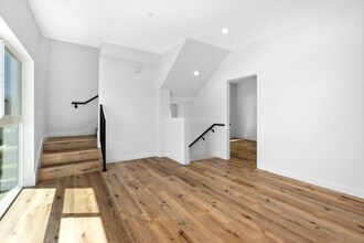 4925 Kester Ave in Los Angeles, CA - Foto de edificio - Building Photo