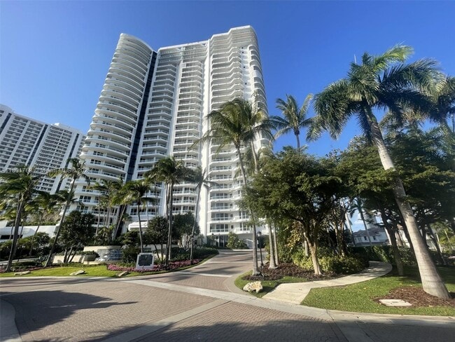 21050 NE 38th Ave in Miami, FL - Building Photo - Building Photo