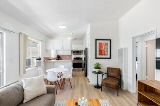 210 S Arnaz Dr in Beverly Hills, CA - Foto de edificio - Building Photo