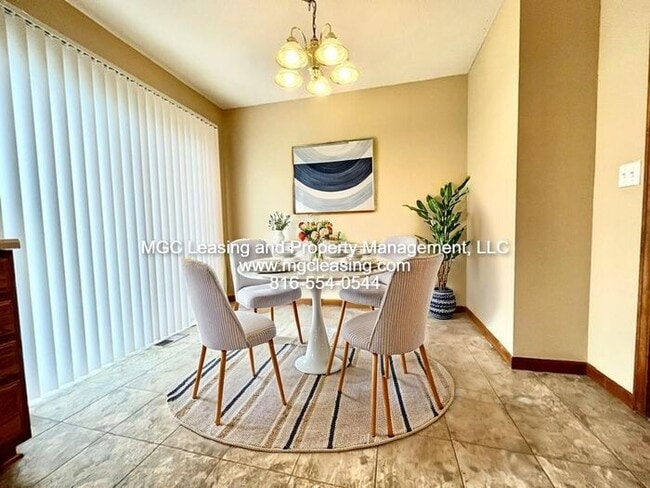 523 N Foxridge Dr in Raymore, MO - Building Photo - Building Photo