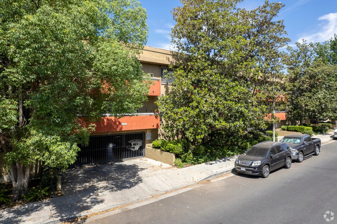 Condos: 100,103,105-108, 201-209 in Canoga Park, CA - Building Photo