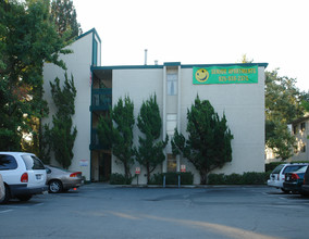 Carmel Pines Senior 55+ in Walnut Creek, CA - Foto de edificio - Building Photo