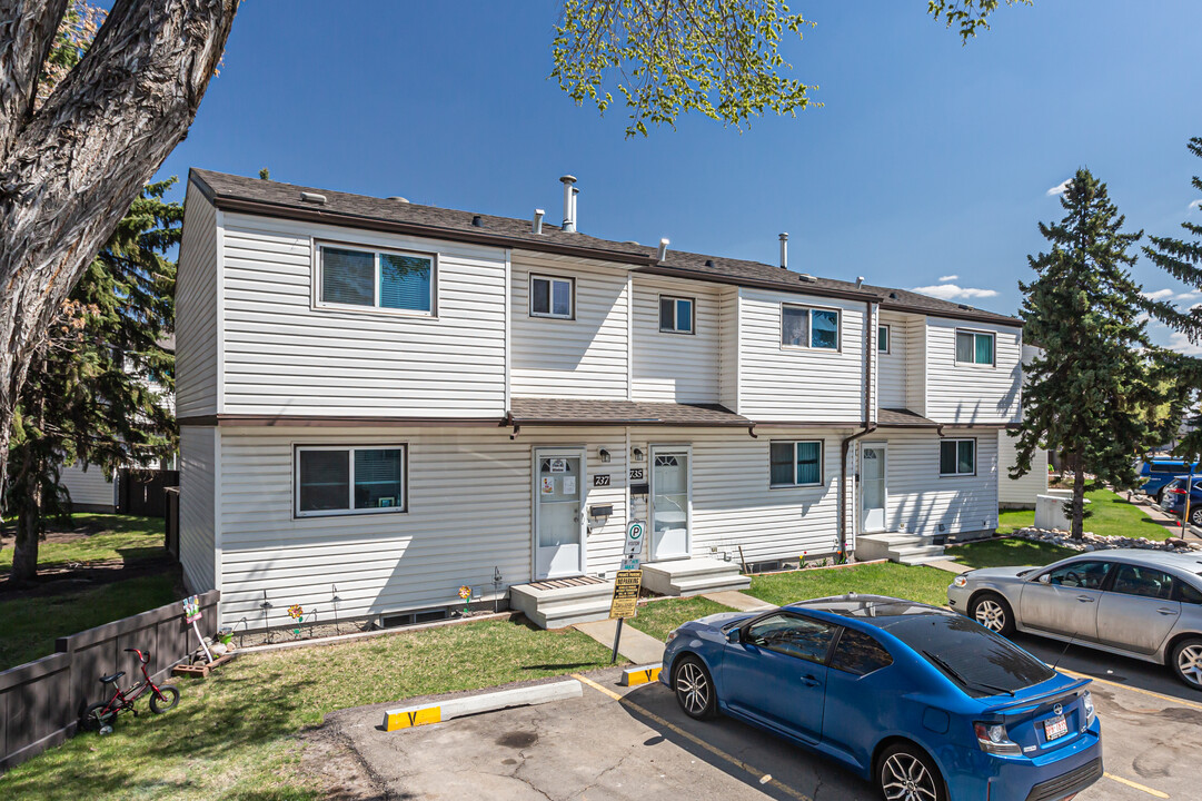 2525-2655 135 Av NW in Edmonton, AB - Building Photo