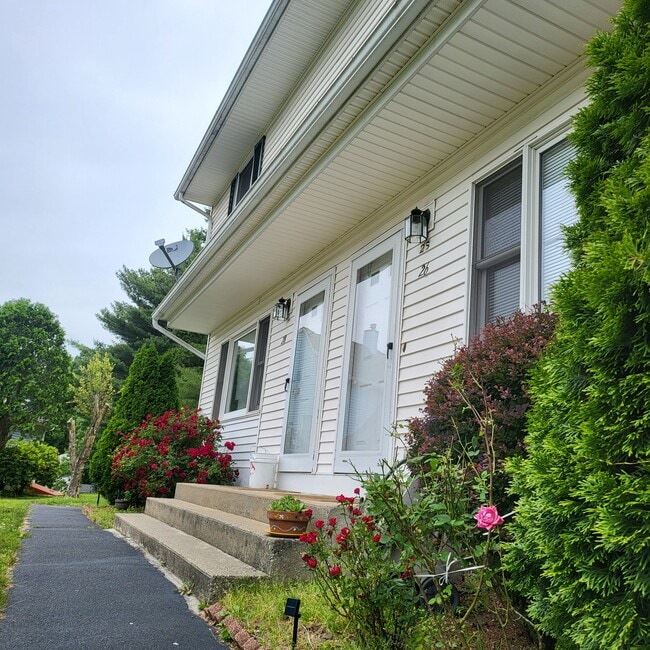 28 Wedgewood Cir, Unit #1 in Springfield, MA - Foto de edificio - Building Photo