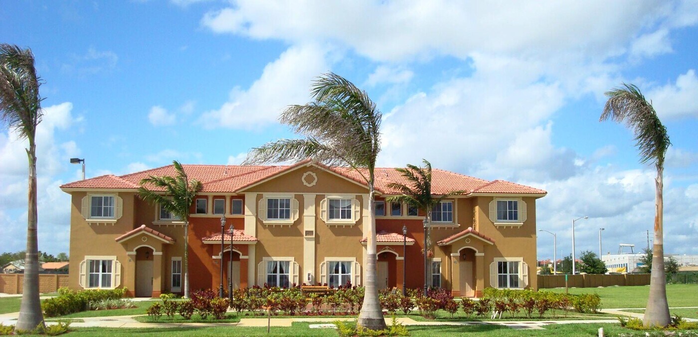 17930 NW 59th Ave in Hialeah, FL - Building Photo