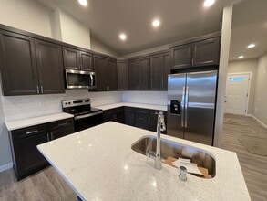 5702 79th St W, Unit B in Lakewood, WA - Foto de edificio - Building Photo