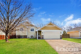 7429 Chesham Ln in Woodbury, MN - Building Photo