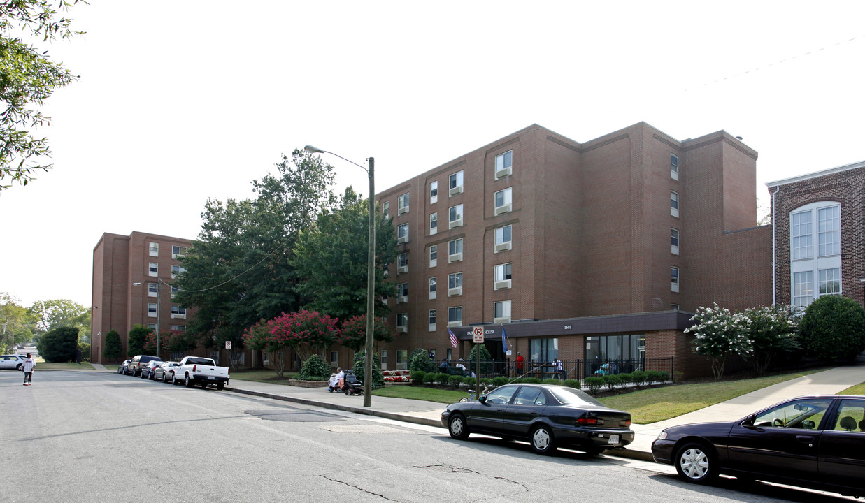 Fairmount House in Richmond, VA - Building Photo