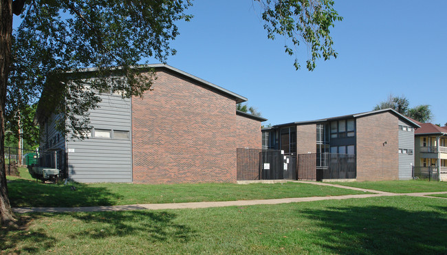 Coronado Apartments in Topeka, KS - Building Photo - Building Photo