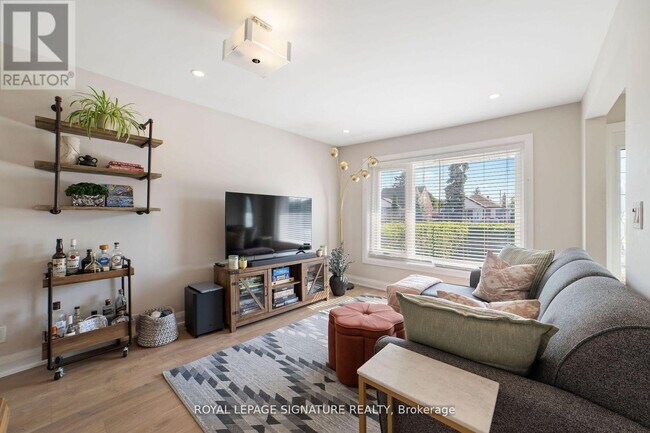 1528 Pharmacy Ave in Toronto, ON - Building Photo - Building Photo