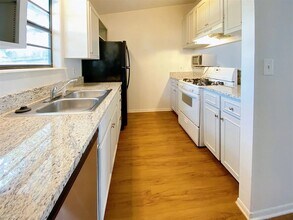 1604 Mill St, Unit 1604 #B in San Marcos, TX - Foto de edificio - Building Photo