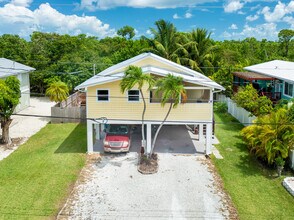 29283 Coconut Palm Dr in Big Pine Key, FL - Building Photo - Building Photo