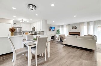 379 Sandhurst Cir in Glen Ellyn, IL - Building Photo - Building Photo