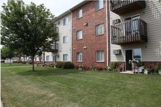 Wilkeshire Apartments in Watertown, SD - Building Photo - Building Photo