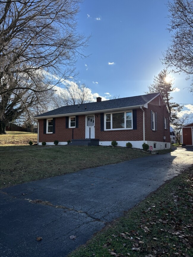 5819 Dogwood Ave in Salem, VA - Building Photo - Building Photo