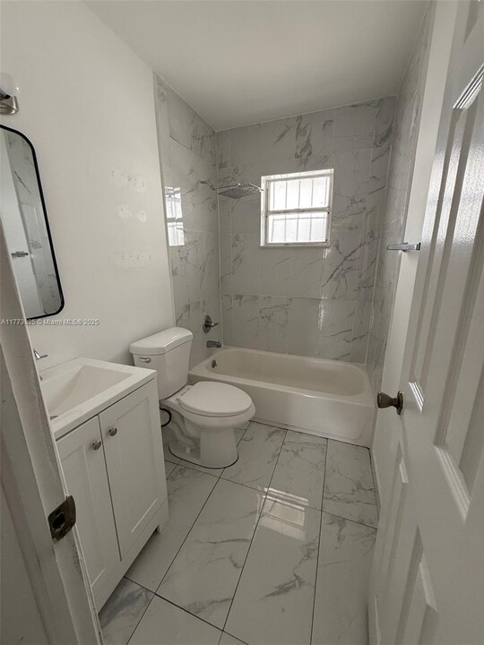 467 SW 7th St in Miami, FL - Building Photo