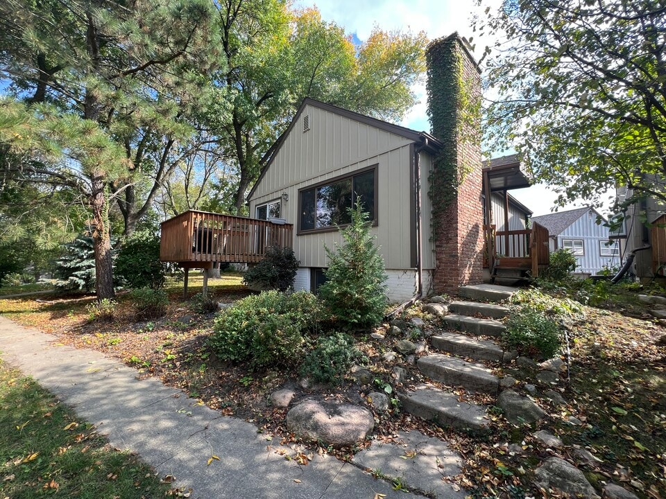 215 Elton Hills Dr NW, Unit 6 in Rochester, MN - Foto de edificio