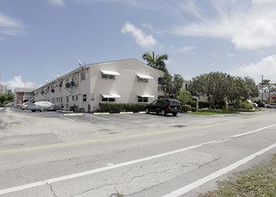 El Dorado Country Club Apartments in Hallandale, FL - Building Photo - Building Photo