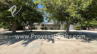 18370 Danbury Ave in Hesperia, CA - Building Photo