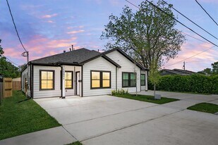 4661 Clover St in Houston, TX - Building Photo