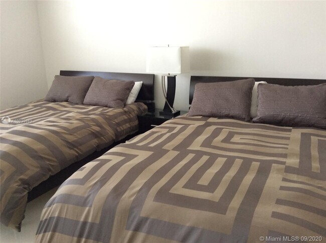 100 Lincoln Rd, Unit 336 in Miami Beach, FL - Building Photo - Building Photo