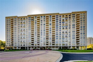 1 Lakeshore Blvd in Bratenahl, OH - Building Photo