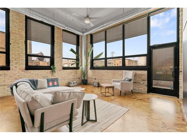 1701 NE Madison St, Unit 103 in Minneapolis, MN - Building Photo - Building Photo