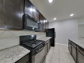 210 Pequin Rd in Crosby, TX - Building Photo - Building Photo